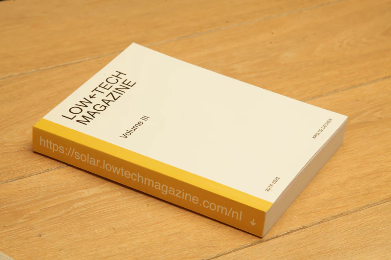 Afbeelding: Lowtech Magazine op papier. Foto: Jordi Parra.